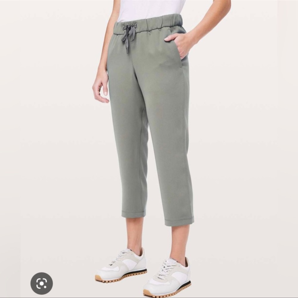 Lululemon On The Fly Crop 23" Woven Grey Sage 10